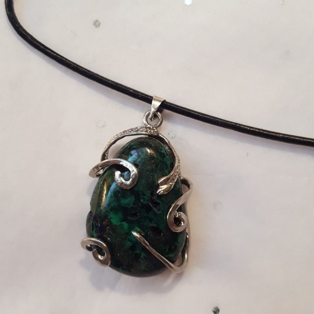 Green money stone necklace